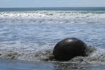 Ball am Strand von Wasser umspült