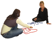 Therapieszene mit farbigen Seilen auf dem Boden